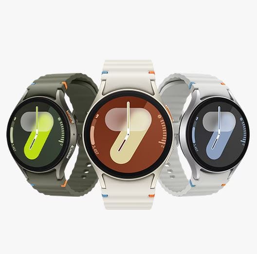 ثلاث ساعات ذكية من طراز Samsung Galaxy Watch 7 بألوان الأخضر والأبيض والرمادي مع أحزمة مختلفة