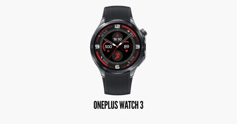 ساعة ون بلس واتش 3 (OnePlus Watch 3) باللون الأسود الفاخر، تتميز بتصميم دائري كلاسيكي مع قرص جانبي وسوار مطاطي بنقوش هندسية، تظهر بوضوح على خلفية بيضاء نقية.