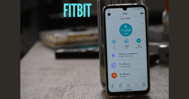 هاتف بشاشة شغالة مفتوح عليها تطبيق fitbit