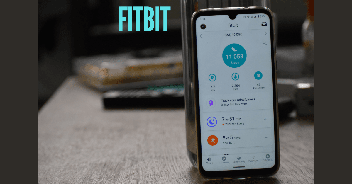 هاتف بشاشة شغالة مفتوح عليها تطبيق fitbit